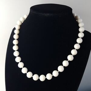 ❄️ Vintage short necklace white beads hand knotted